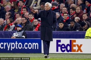 菜鸡互啄本菲卡送阿贾克斯全败 穆帅拿下首胜再放厥词