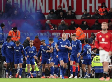 0-1爆冷!2-2绝平!疯狂一夜,曼联倒下,萨索洛险平,吉达联合爆冷