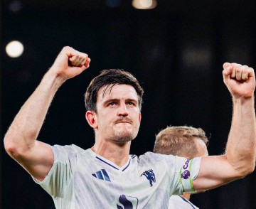 头球绝杀利物浦,放弃14万英镑周薪,马奎尔值得曼联一份新合同吗