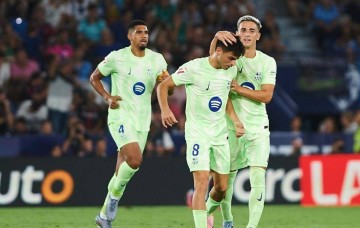 西甲神剧情:从0-2到3-2,乌龙球绝杀,11亿豪门登顶积分榜