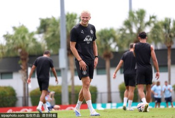 曼联锁定挪威新星赫兰德,马奎尔接班人之争风云再起